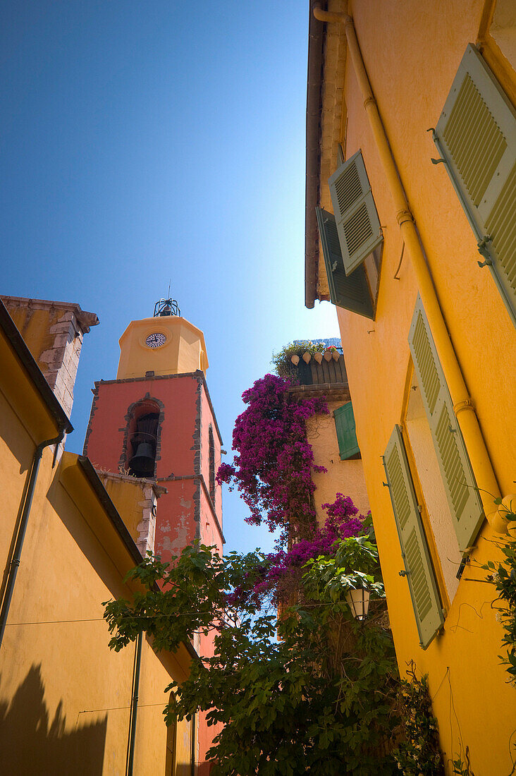 Typical architecture in side street, St Tropez, Cote dÕAzur, France