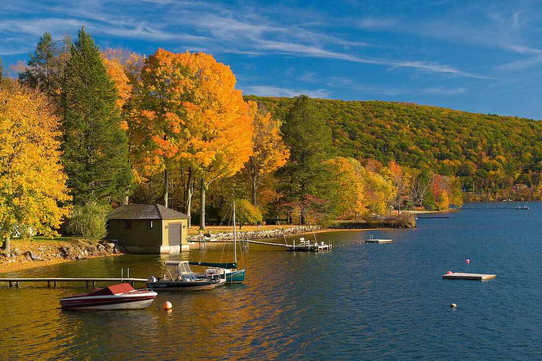 Lake Waramaug in autumn, Lake Waramaug, Connecticut, USA
