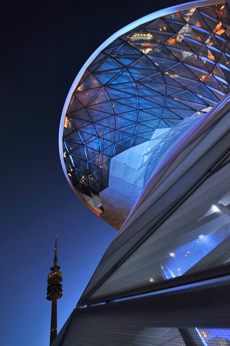 BMW Welt bei Nacht, Olympiaturm im Hintergrund, München, Bayern, Deutschland