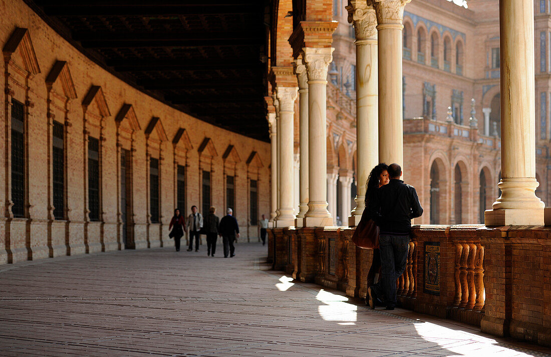 Säulengang mit Menschen, Plaza de España, Sevilla, Provinz Sevilla, Spanien, Mediterrane Länder