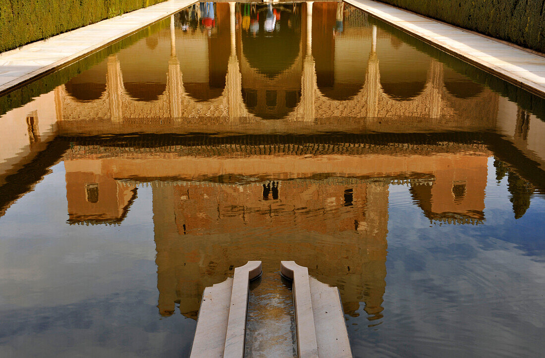 Die Alhambra von Granada, Spiegelung im Wasser, Granada, Alhambra, Andalusien, Spanien, Mediterrane Länder