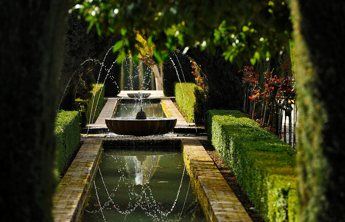 Springebrunnen in einem Garten, Granada, Alhambra, Andalusien, Spanien,  Mediterrane Länder