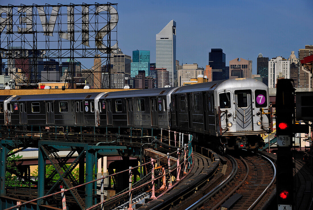 Train, Queens Plaza, Queens, New York, USA, New York City, New York, USA, North America, America