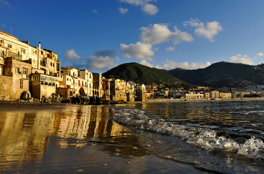 Häuser am Strand, Cefalù, Palermo, Sizilien, Italien