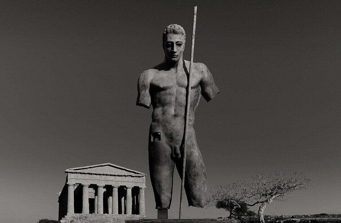 Skulptur von Igor Mitoraj, Daedalus, Concordia Tempel, Valle dei Templi, Agrigento, Sizilien, Italien