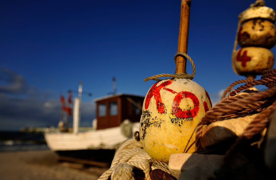 Fischerboot am Strand, Koserow, Usedom, Mecklenburg-Vorpommern, Deutschland