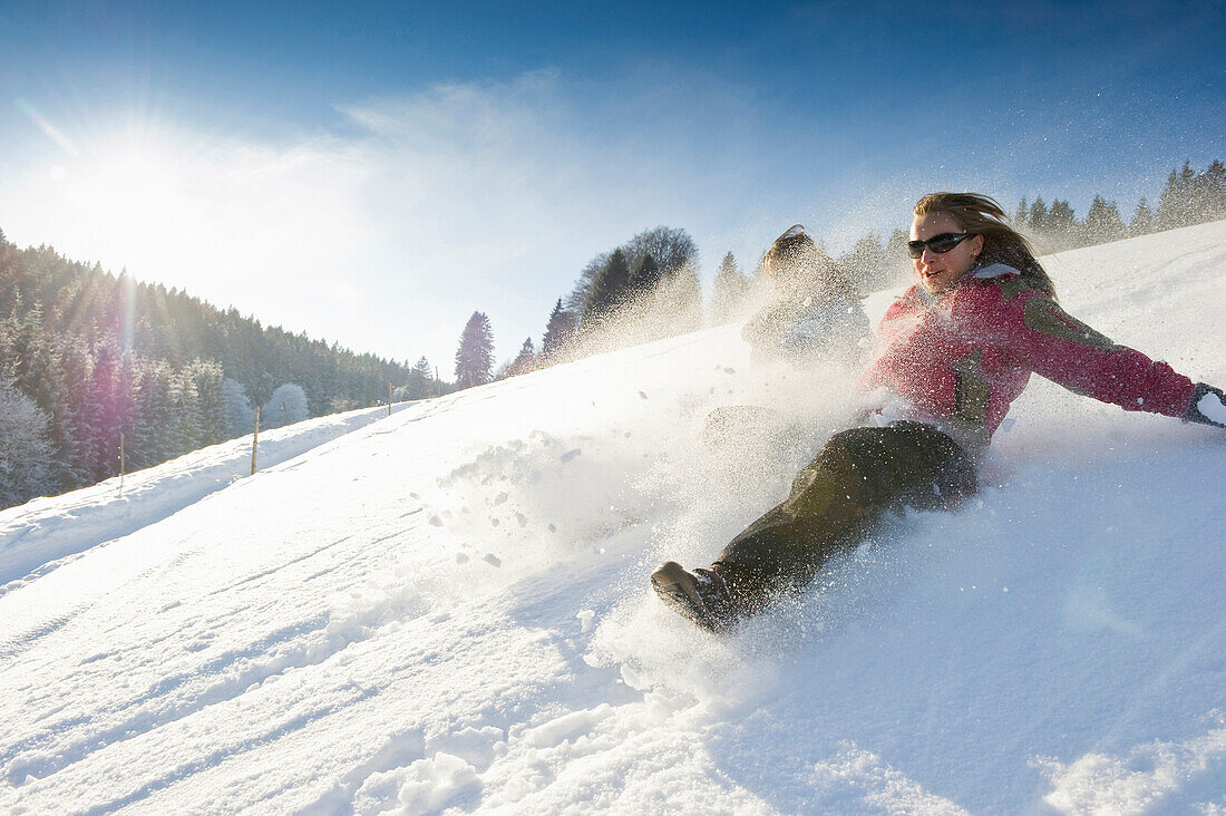 Kinder spielen im Schnee, St. Peter, Schwarzwald, Baden-Württemberg, Deutschland