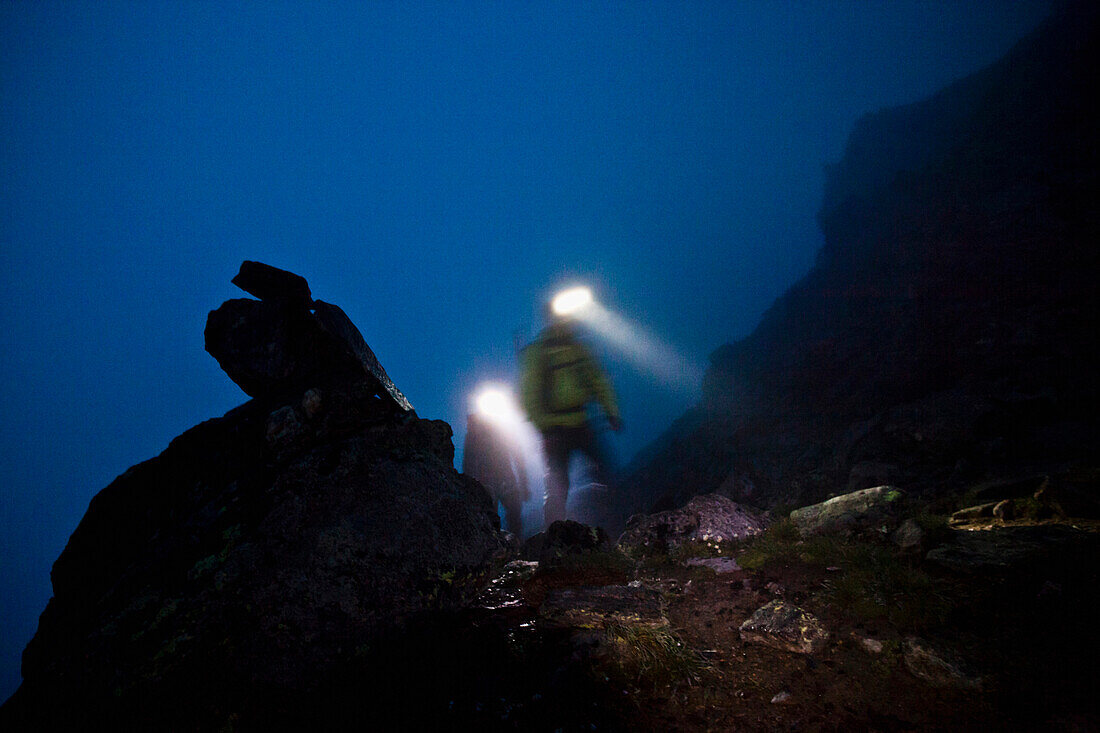 Bergsteiger mit Stirnlampen am Südostgrat der Wildspitze, Ötztaler Alpen, Tirol, Österreich