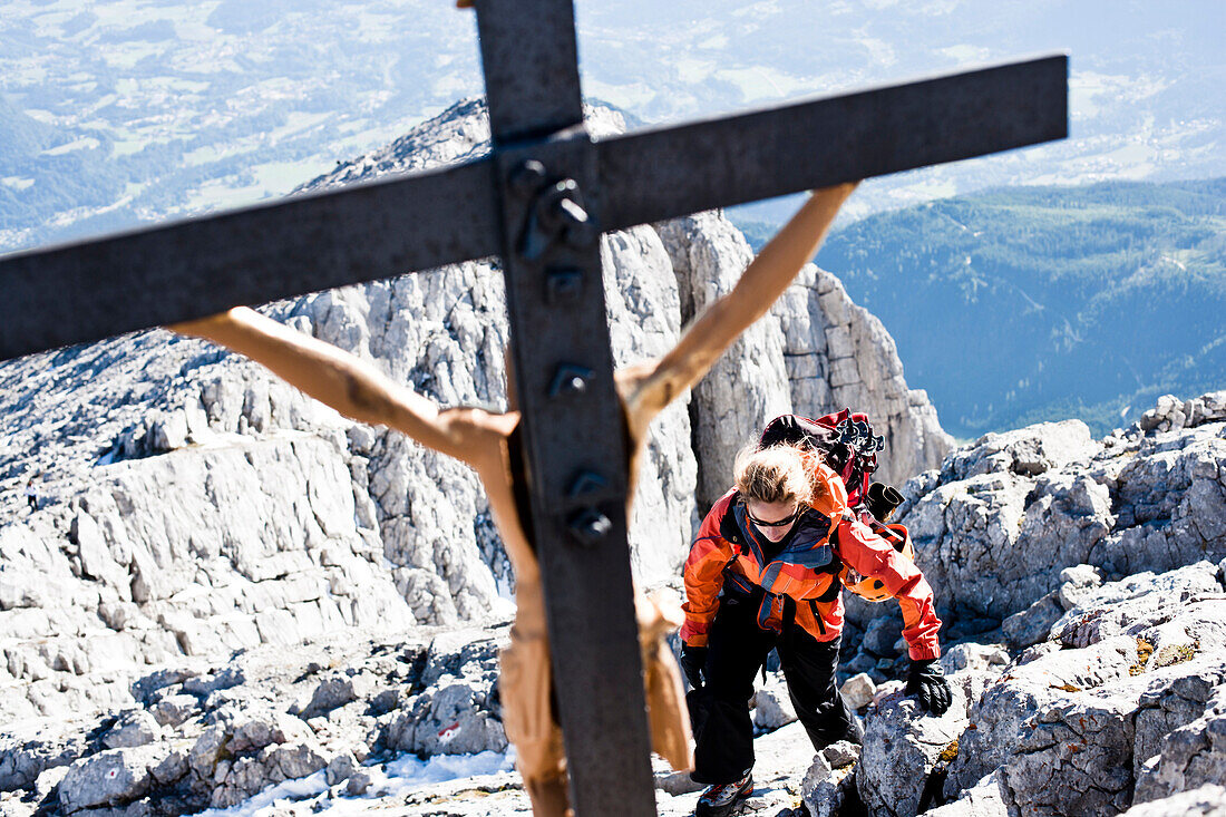 Bergsteigerin erreicht Gipfel, Hocheck, Watzmann, Berchtesgadener Alpen, Berchtesgaden, Bayern, Deutschland