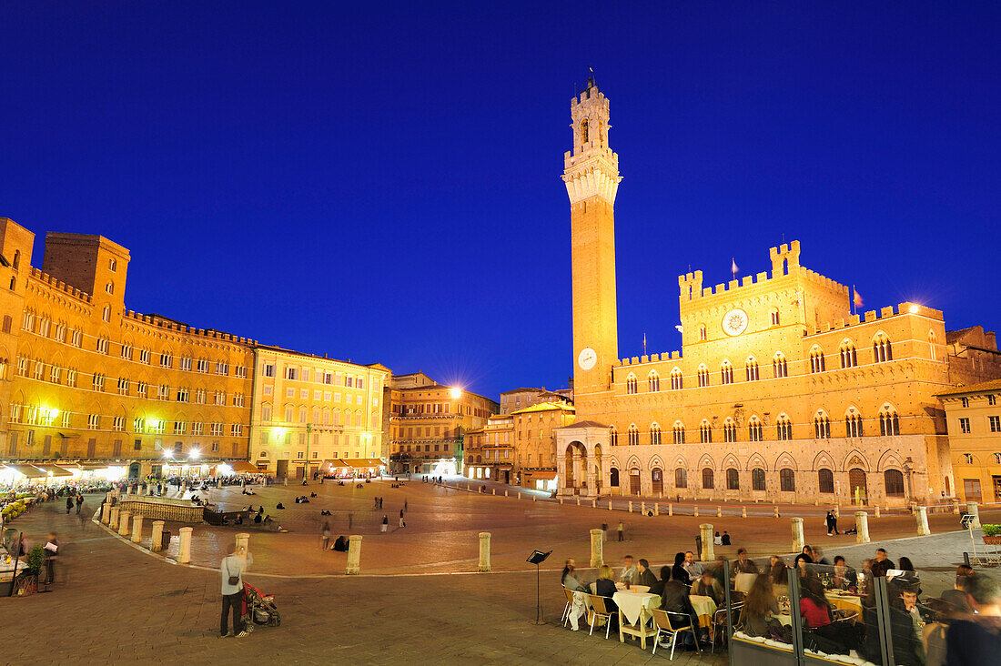 Blick über Piazza del Campo zum Palazzo Pubblico mit Torre del Mangia, Siena, Toskana, Italien