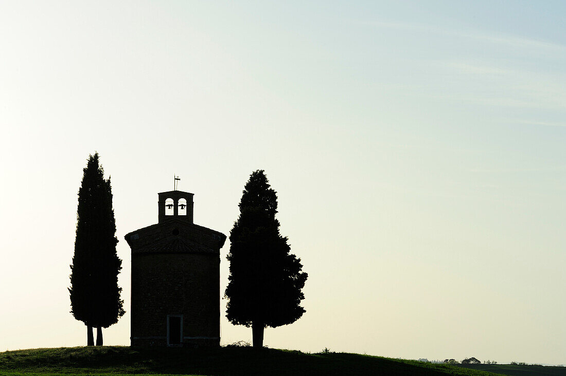 Kapelle mit Zypressen, Val d´Orcia, UNESCO Weltkulturerbe Val d´Orcia, Toskana, Italien