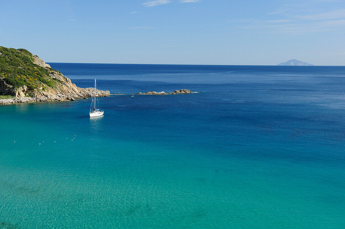 Segelschiff in Mittelmeerbucht, Insel Montecristo im Hintergrund, Cavoli, Insel Elba, Toskana, Italien