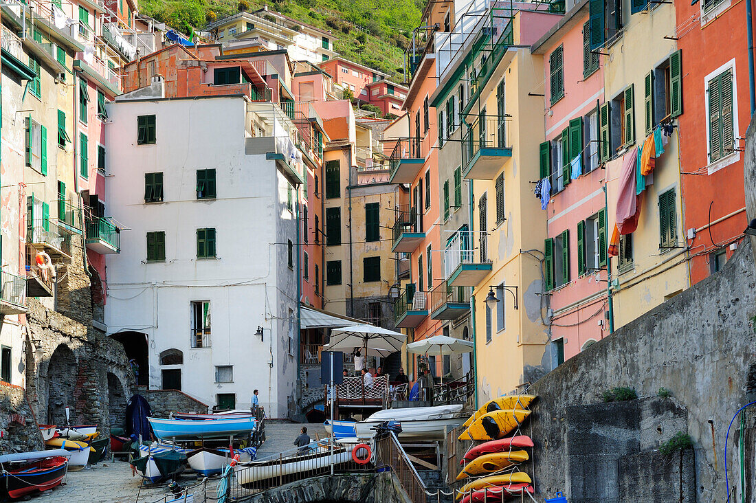 Bunte Häuser und Fischerboote von Riomaggiore, Riomaggiore, Cinque Terre, UNESCO Weltkulturerbe Cinque Terre, Mittelmeer, Ligurien, Italien