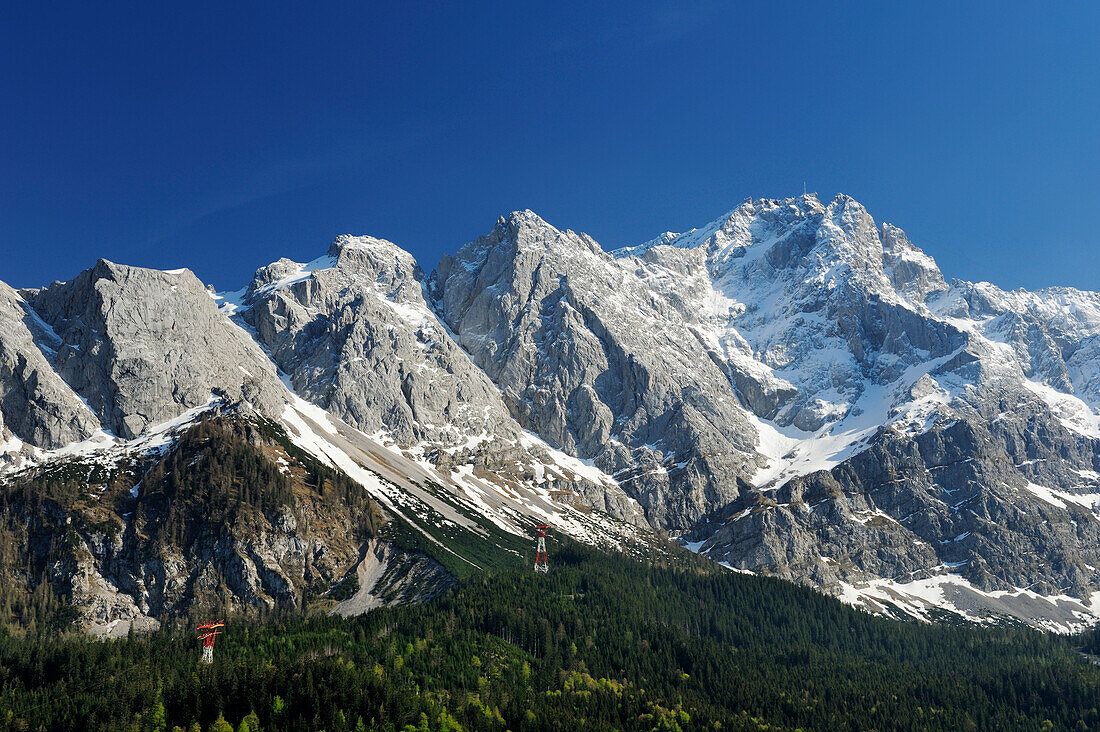 Blick auf Zugspitze im Sonnenlicht, Garmisch-Partenkirchen, Wetterstein, Werdenfelser Land, Oberbayern, Bayern, Deutschland, Europa