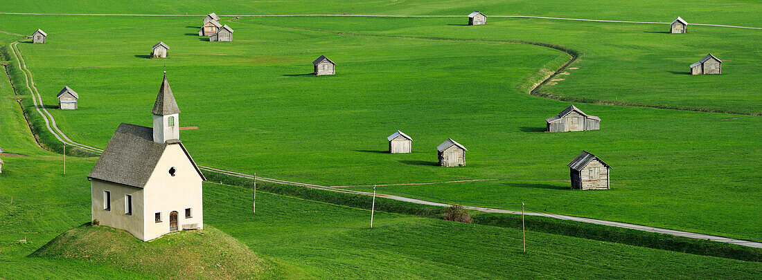 Panorama mit Kapelle und Heustadel in Wiesengelände, Lesachtal, Kärnten, Österreich, Europa