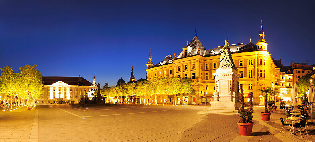 Panorama vom Neuen Platz mit Rathaus, Lindwurmbrunnen und Denkmal von Kaiserin Maria Theresia bei Nacht, Neuer Platz, Klagenfurt, Kärnten, Österreich, Europa