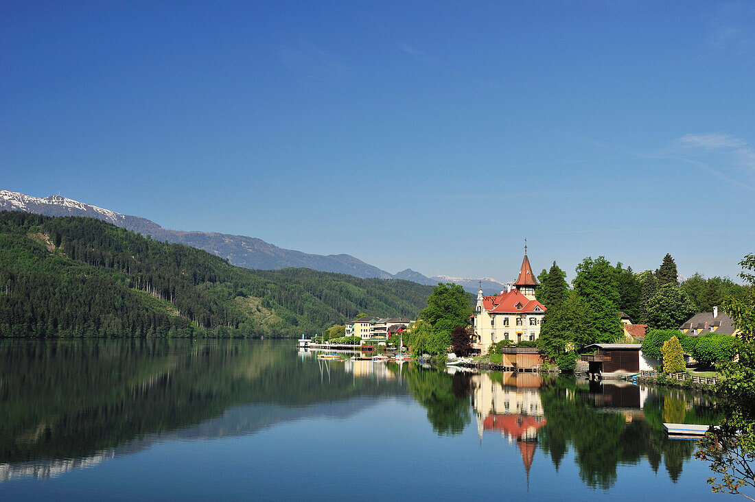 Lake Millstaetter See with villa at lakeside, Millstatt, lake Millstaetter See, Carinthia, Austria, Europe