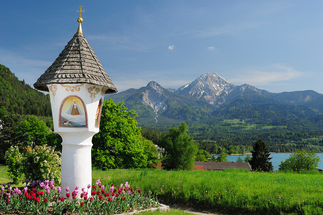 Shrine decorated with flowers in front of lake Faaker See and Mittagskogel, Karawanken range, lake Faaker See, Carinthia, Austria, Europe