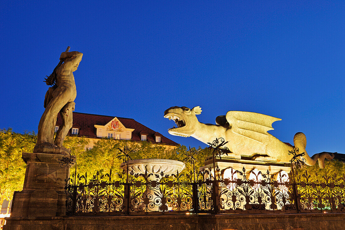 Beleuchteter Lindwurmbrunnen mit Lindwurm und Herkules bei Nacht, Neuer Platz, Klagenfurt, Kärnten, Österreich, Europa