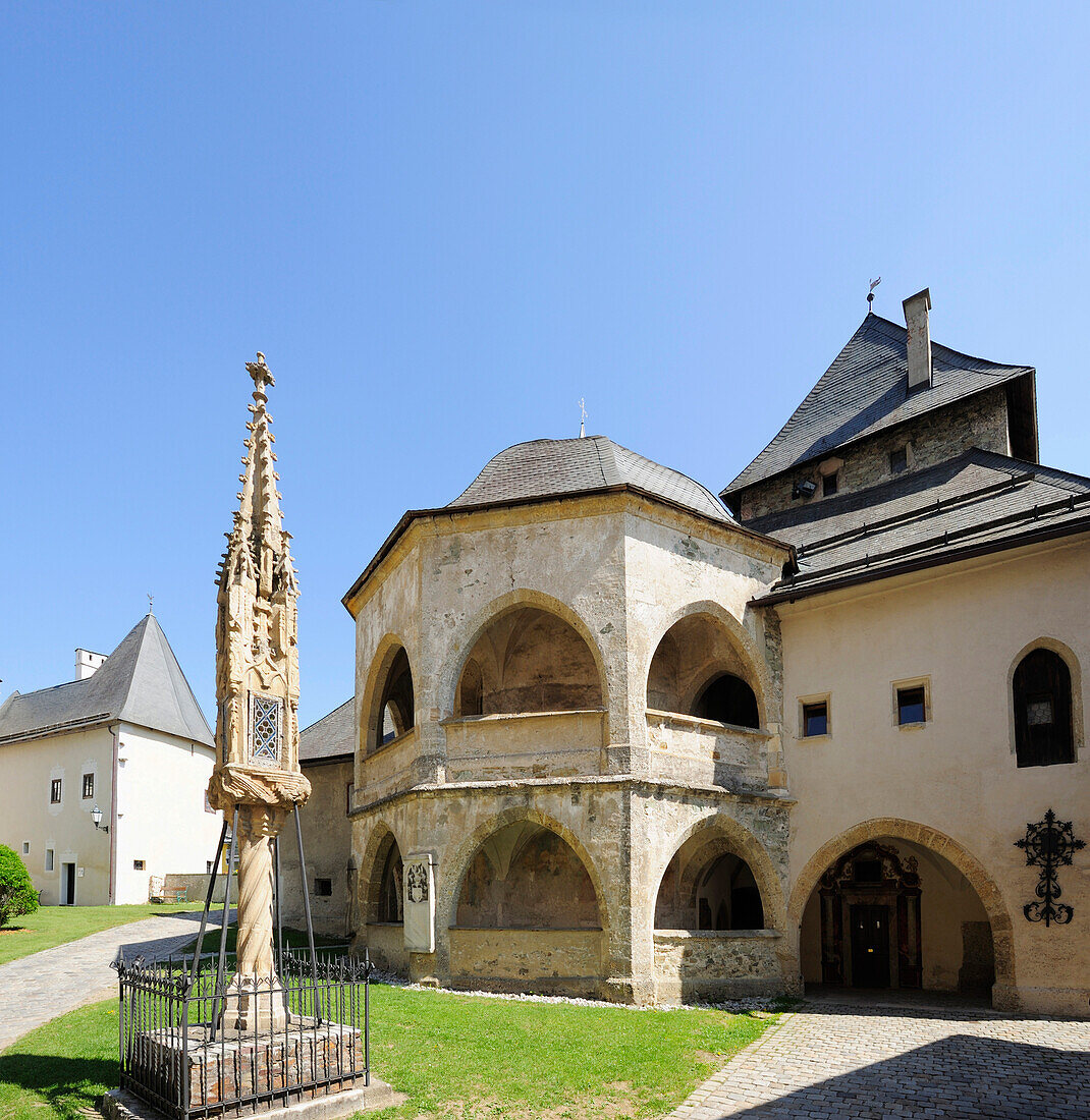 Gotischer Bildstock und doppelstöckige Arkadenumgang am Karner bei Kirche Maria Saal, Maria Saal, Kärnten, Österreich, Europa