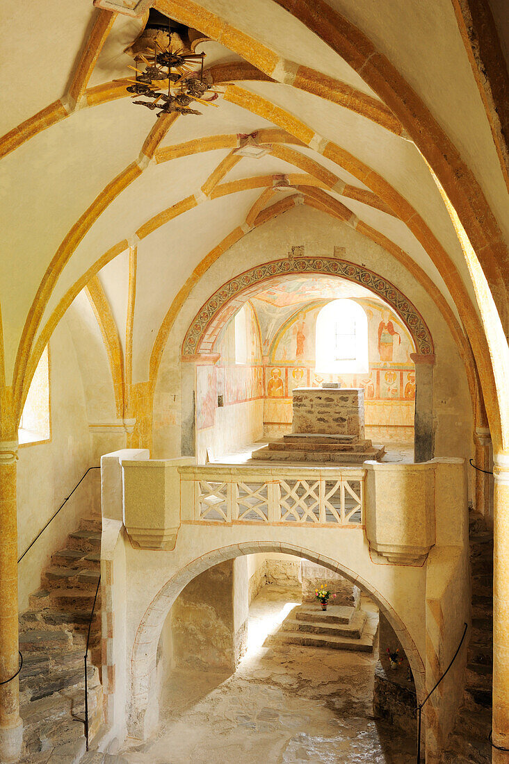 Altarraum auf zwei Ebenen in romanische Kirche St. Nikolaus, Chorturmkirche, Matrei, Osttirol, Österreich, Europa