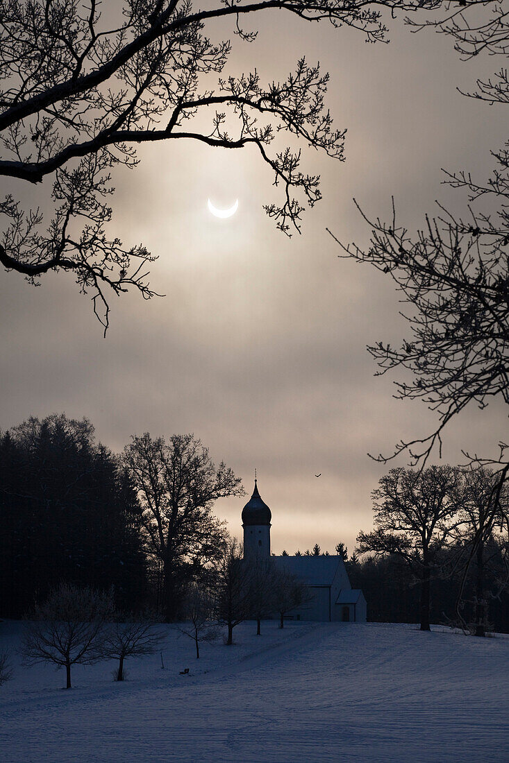 Partielle Sonnenfinsternis (04.01.2011 um 9-08 Uhr), Hub Kapelle, Penzberg, Oberbayern, Deutschland