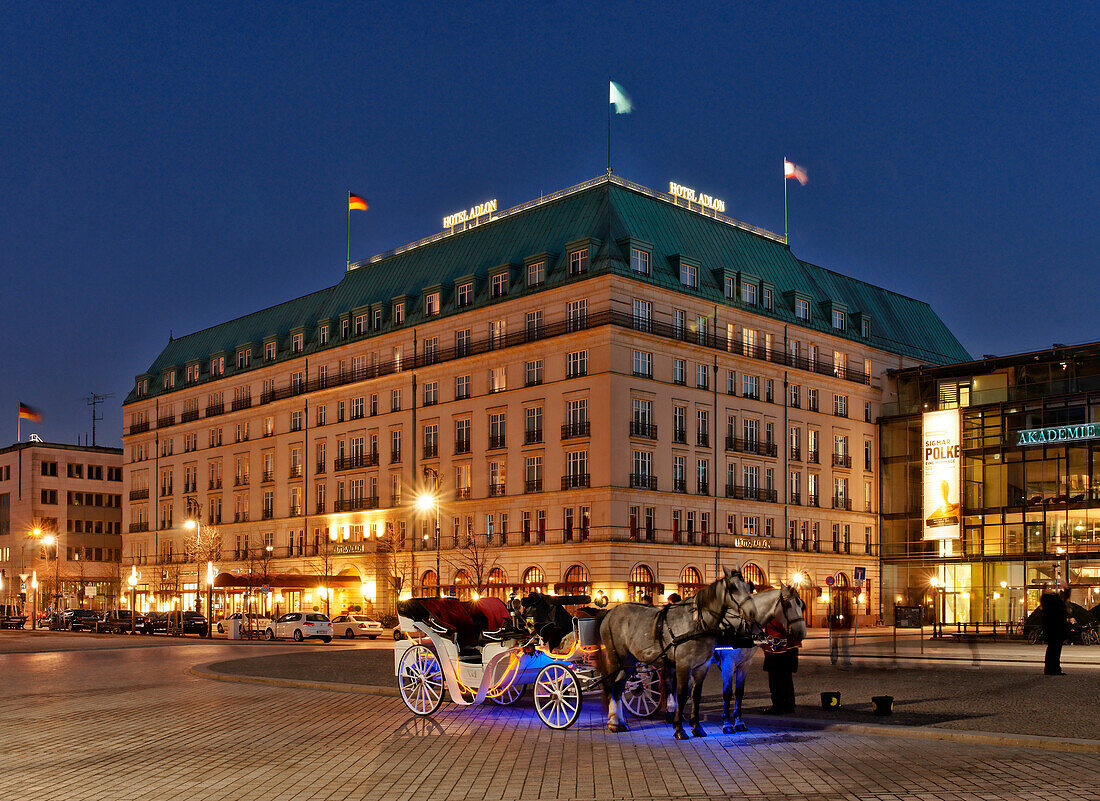 Pferdekutsche vor dem Hotel Adlon am Pariser Platz bei Nacht, Unter den Linden, Mitte, Berlin, Deutschland, Europa