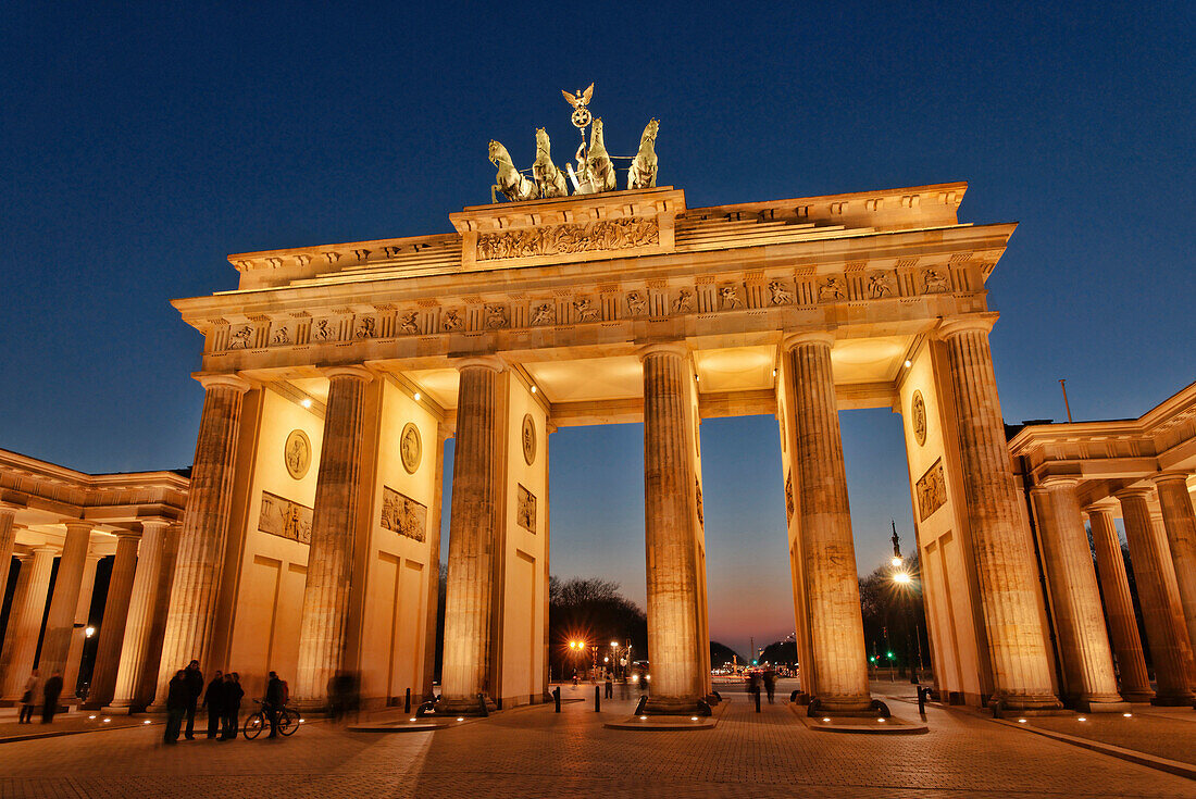 Das beleuchtete Brandenburger Tor bei Nacht, Strasse des 17. Juni, Pariser Platz, Bezirk Mitte, Berlin, Deutschland, Europa