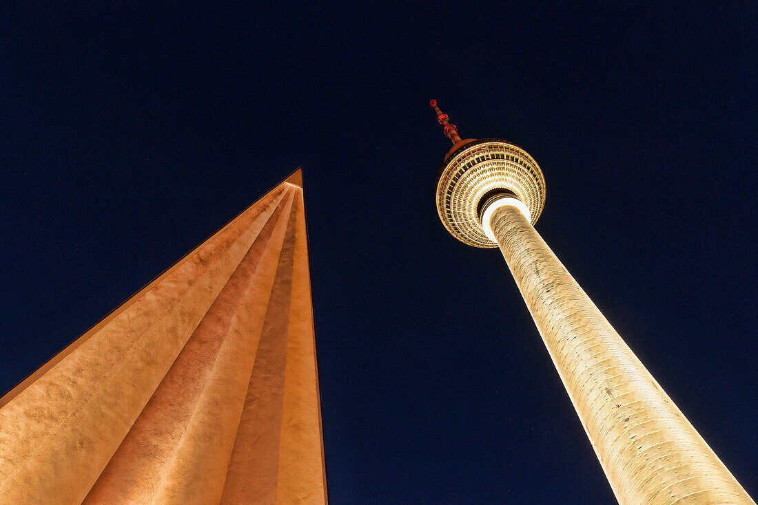 Blick von unten auf den Fernsehturm, Alexanderplatz, Mitte, Berlin, Deutschland, Europa