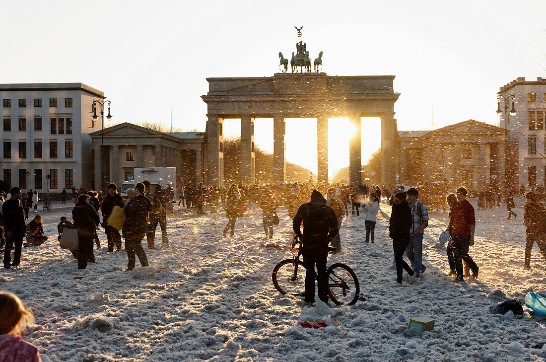 Kissenschlacht, Menschen und Daunenfedern vor dem Brandenburger Tor, Pariser Platz, Unter den Linden, Bezirk Mitte, Berlin, Deutschland, Europa