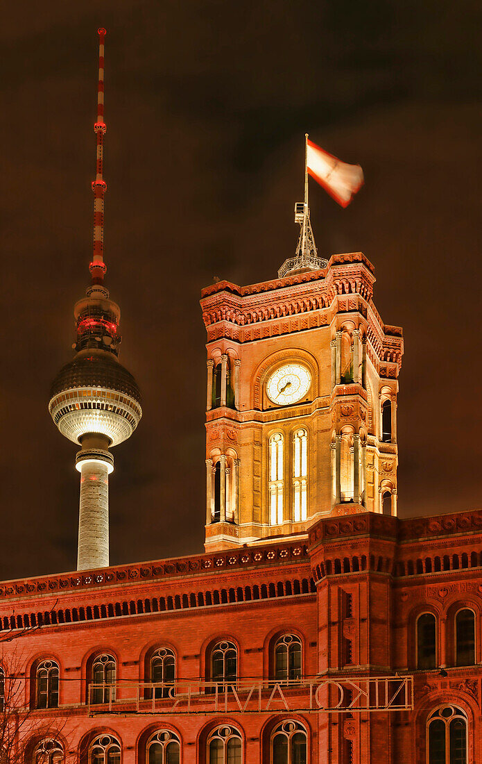 Rotes Rathaus und Fernsehturm bei Nacht, Mitte, Berlin, Deutschland, Europa