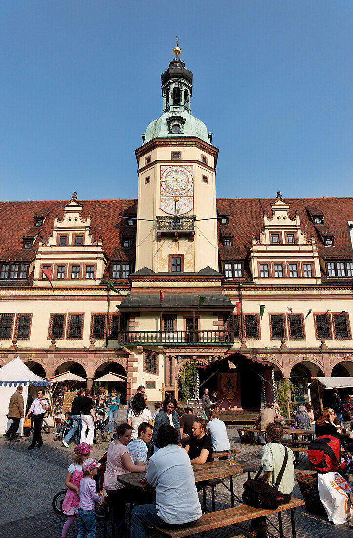 Menschen vor dem Alten Rathaus auf dem Markt, Leipzig, Sachsen, Deutschland, Europa