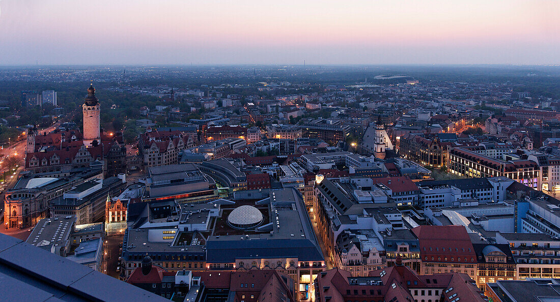 Blick vom City-Hochhaus auf die Innenstadt am Abend, Leipzig, Sachsen, Deutschland, Europa