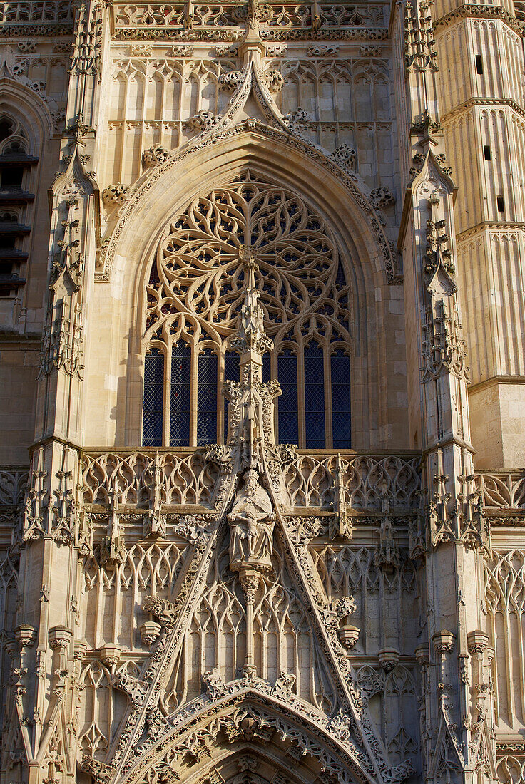 Blick auf die Westfassade der Kathedrale Saint-Vulfran, Abbeville, Dept. Somme, Picardie, Frankreich, Europa