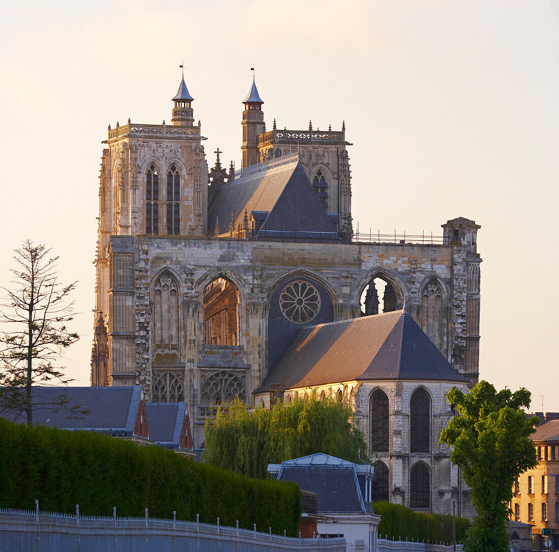 Blick auf Südostseite der Kathedrale Saint-Vulfran, Abbeville, Dept. Somme, Picardie, Frankreich, Europa