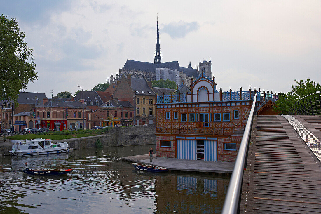 Blick über Port d'Amont mit Pénichette, Altstadt, Kathedrale Notre Dame und Bootshaus vom Ruderclub Amiens, Amiens, Dept. Somme, Picardie, Frankreich, Europa