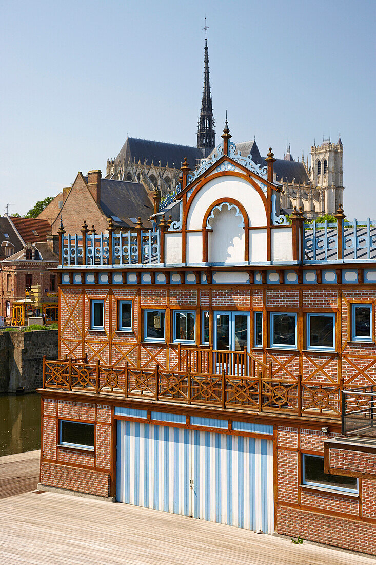 Port d'Amont mit Bootshaus vom Ruderclub Amiens und Kathedrale Notre-Dame, Amiens, Dept. Somme, Picardie, Frankreich, Europa