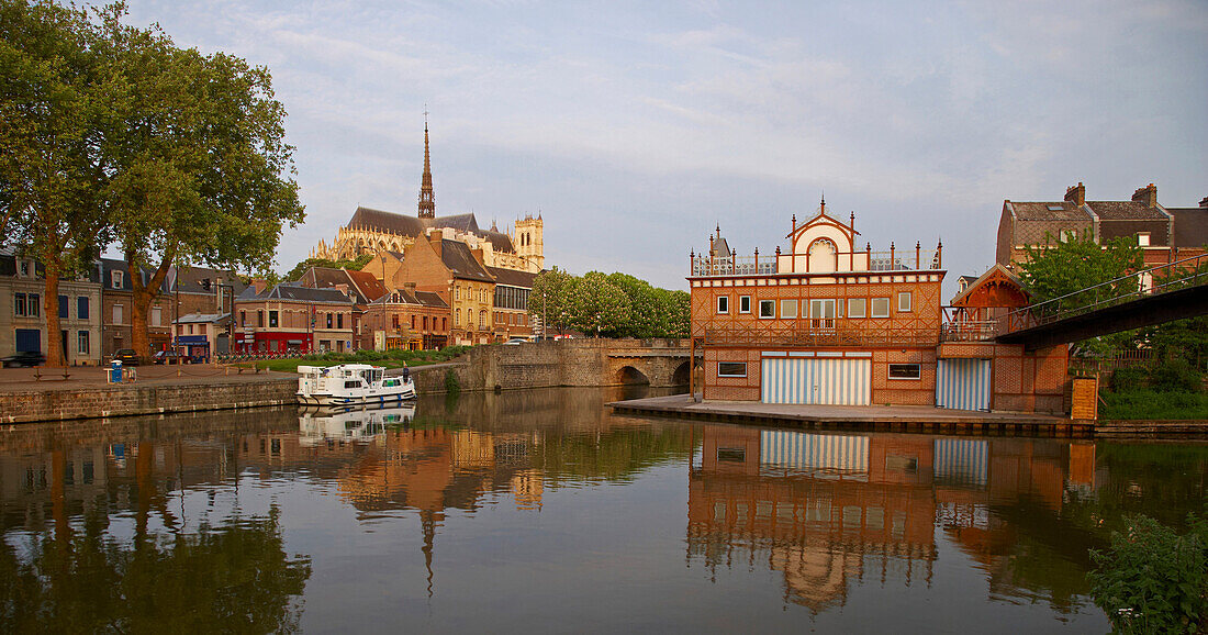 Morgenstimmung am Port d'Amont, Pénichette, Altstadt, Kathedrale Notre-Dame, Bootshaus vom Ruderclub Amiens, Amiens, Dept. Somme, Picardie, Frankreich, Europa