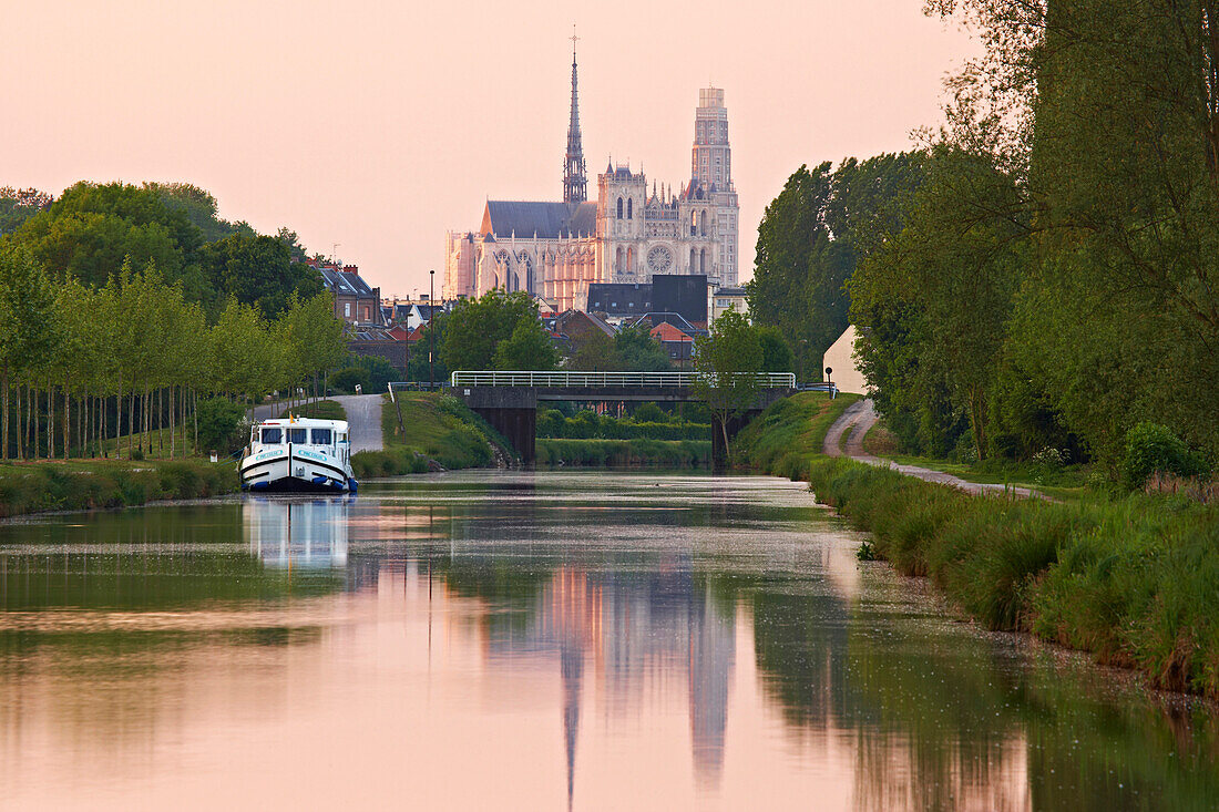 Blick vom Canal de la Somme auf die Kathedrale Notre-Dame am Morgen, Amiens, Dept. Somme, Picardie, Frankreich, Europa