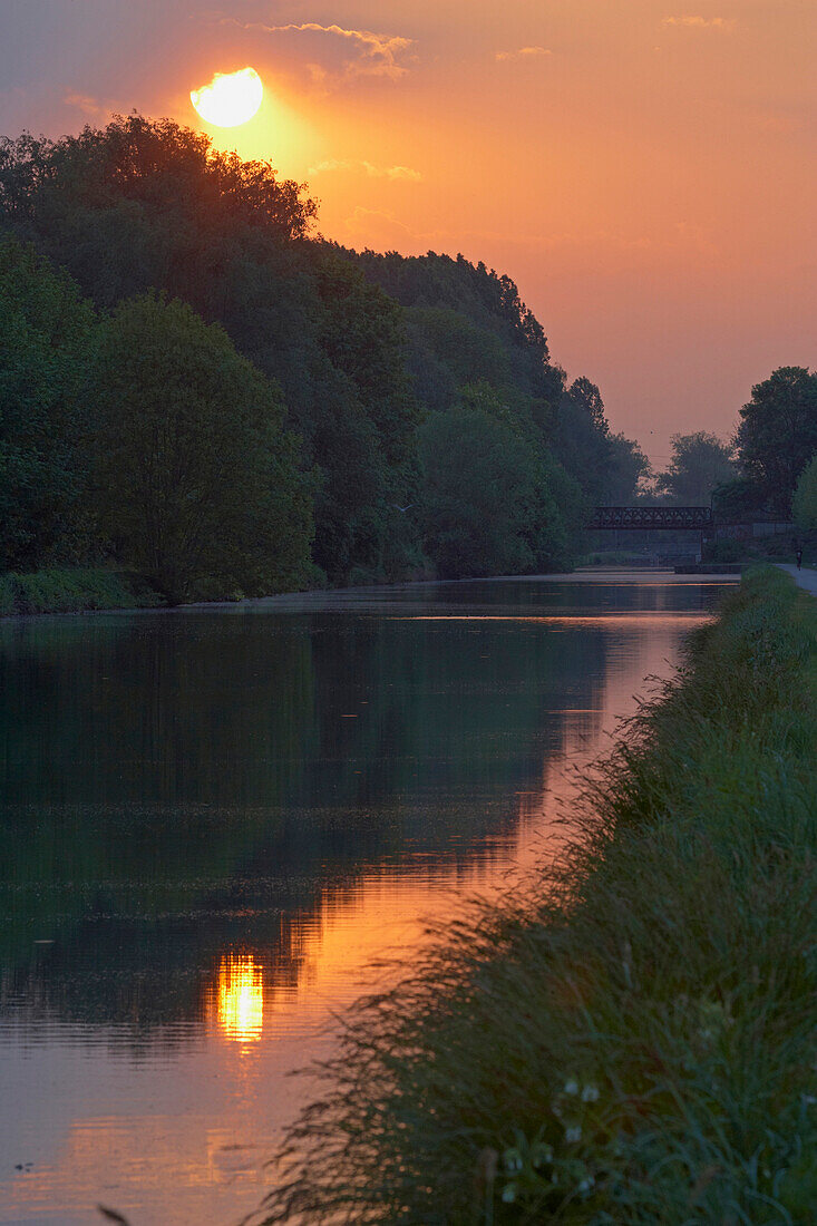 Sonnenuntergang am Canal de la Somme, Dept. Somme, Picardie, Frankreich, Europa