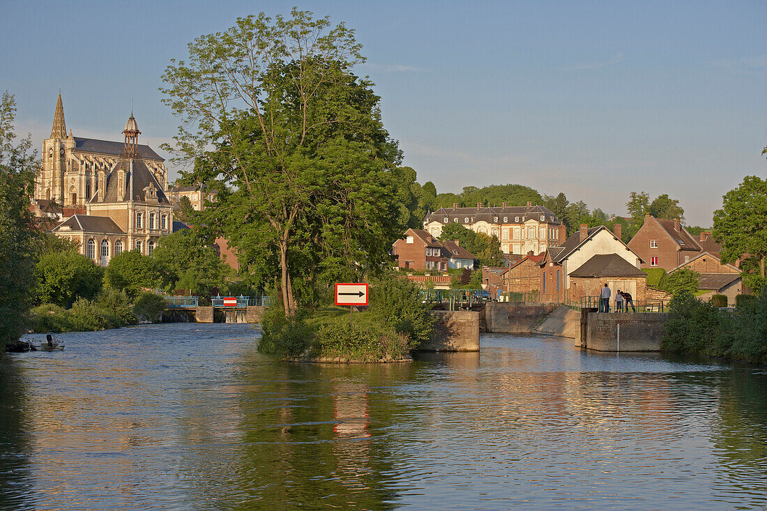 Blick auf die Gemeinde Long mit Rathaus, Kirche, Schloß und Schleuse in der Abendsonne, Dept. Somme, Picardie, Frankreich, Europa