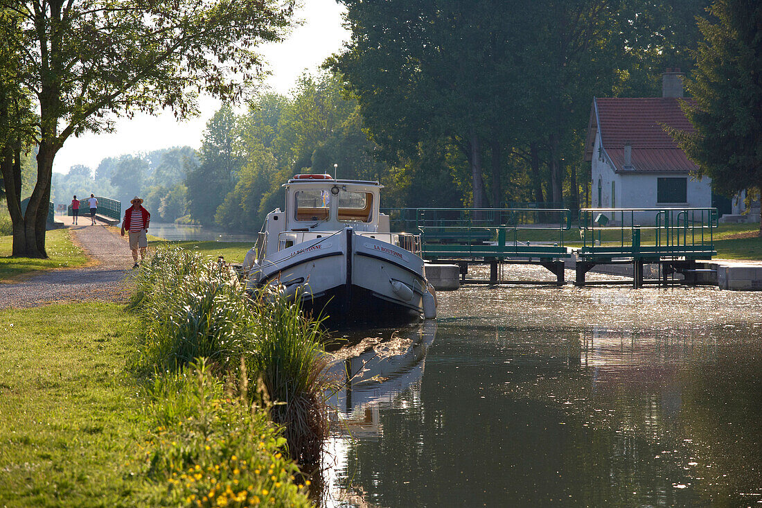 Spätnachmittag an der Schleuse Lamotte-Brebière am Canal de la Somme, Amiénois, Dept. Somme, Picardie, Frankreich, Europa