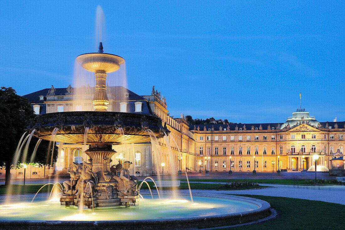 Beleuchtetes Neues Schloss und Brunnen am Abend, Stuttgart, Baden-Württemberg, Deutschland, Europa