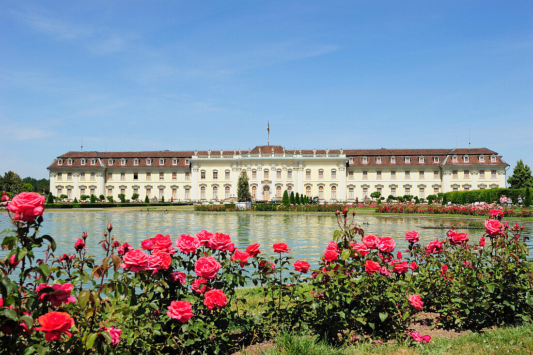 Rosenbeete und Wasserbassin mit Residenzschloss Ludwigsburg, Ludwigsburg, Baden-Württemberg, Deutschland, Europa