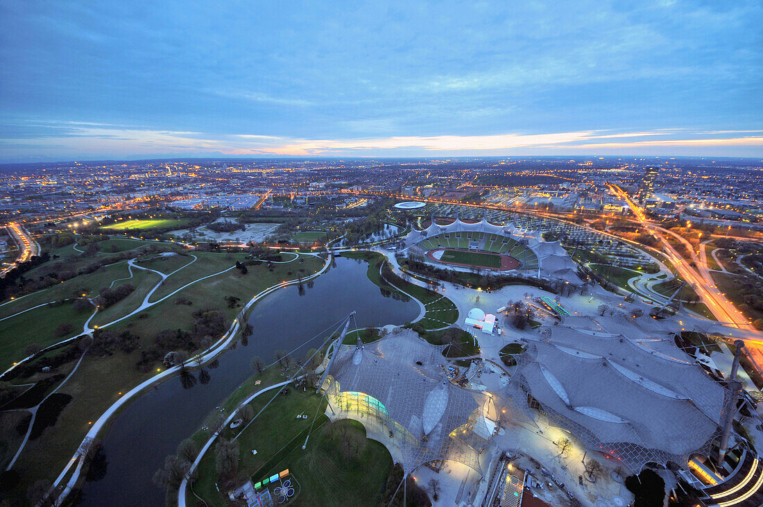 Olympiapark abends vom Olyturm, München, Deutschland