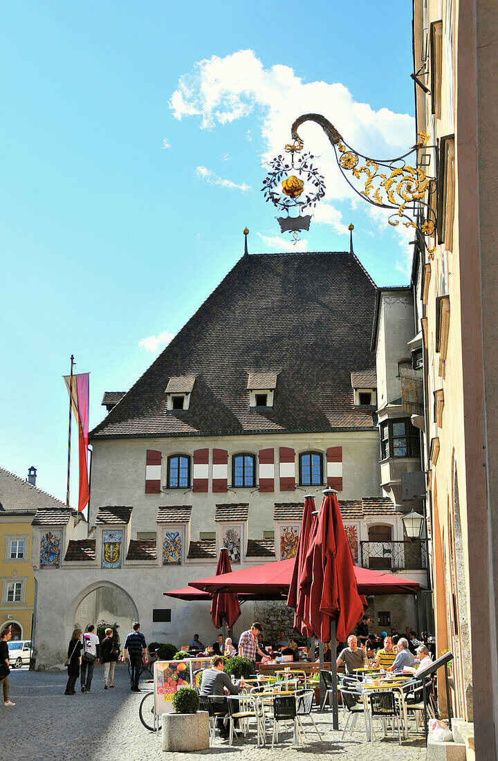 Obere Stadtplatz mit Rathaus und Straßencafe, Hall in Tirol, Tirol, Österreich