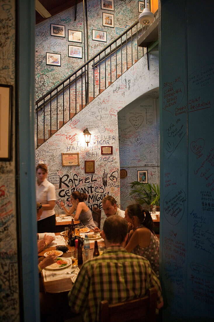 Innenraum von La Bodequita del Medio Bar und Restaurant, wo Hemingway gerne Mojito Cocktails trank, in der Altstadt von Havanna, Kuba, Karibik