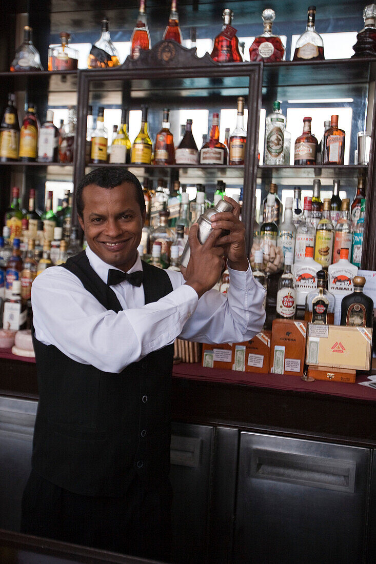 Barkeeper mixt Cocktail in Bar des Hotel Nacional, Havanna, Kuba, Karibik