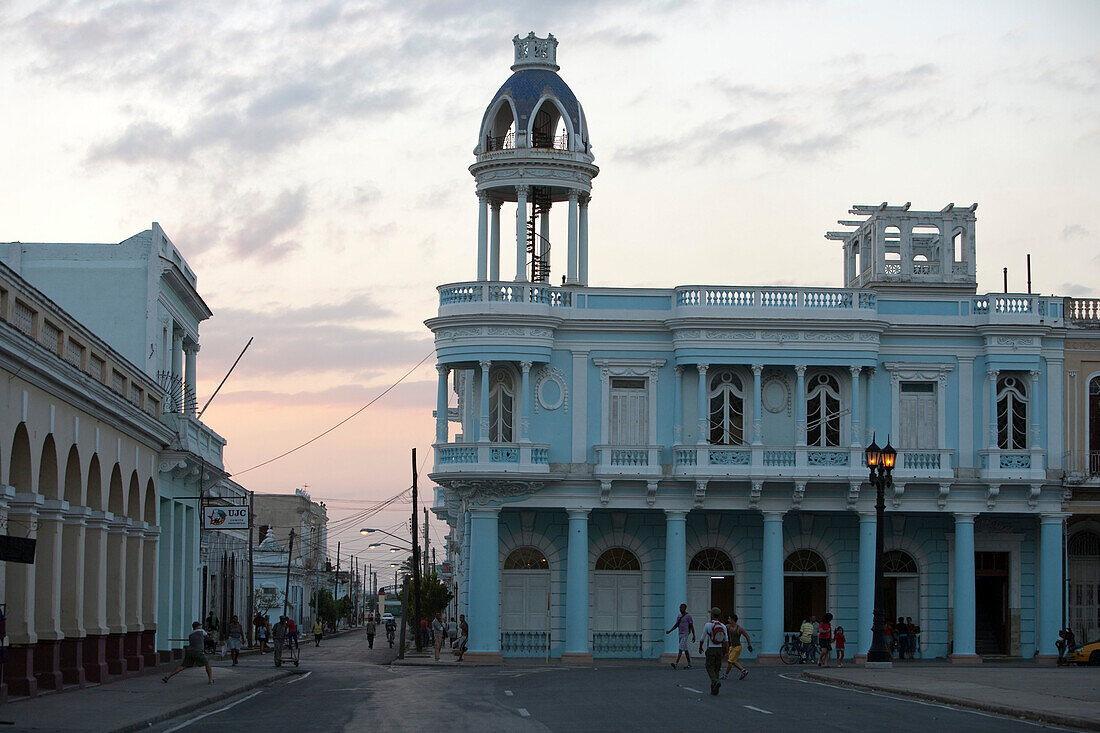 Neoklassiche Architektur am Casa de la Cultura Benjamin Duarte, Cienfuegos, Kuba, Karibik