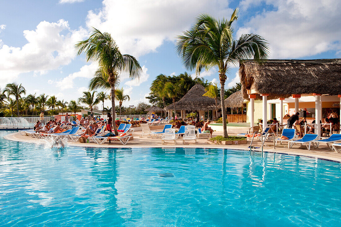 Menschen entspannen sich am Pool von Sol Cayo Coco Hotel, Cayo Coco (Jardines del Rey), Provinz Ciego de Avila, Kuba, Karibik